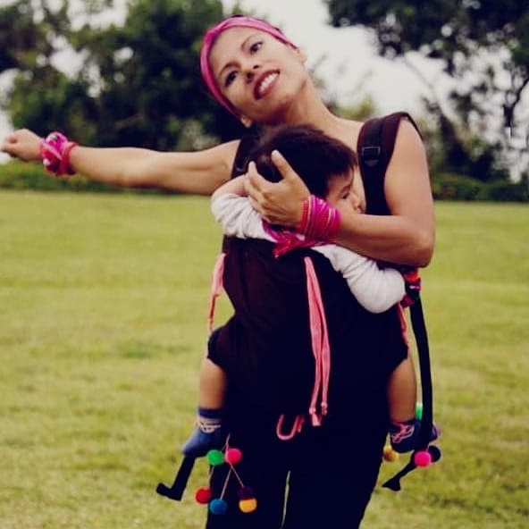 Kary Rosas porteando a su bebé